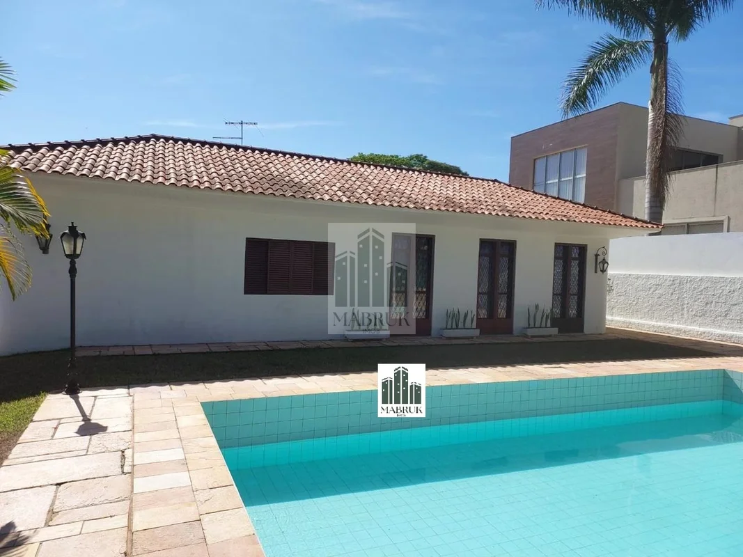 Casa Térrea com excelente localização na SHIS QI 05!O imóvel:Apresenta 4 quartos...