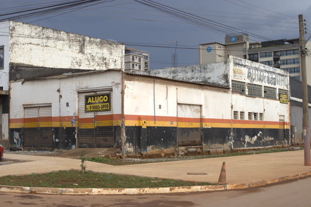Galpão Comercial em Esquina – 240 m² – SOF Sul – Próximo ao Park SulExcelente ga...