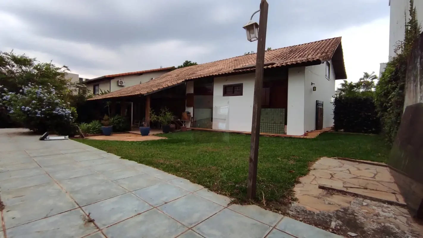 Localizado em uma das regiões mais nobres de Lago Sul, o SHIS QL 28 Conjunto 05 ...