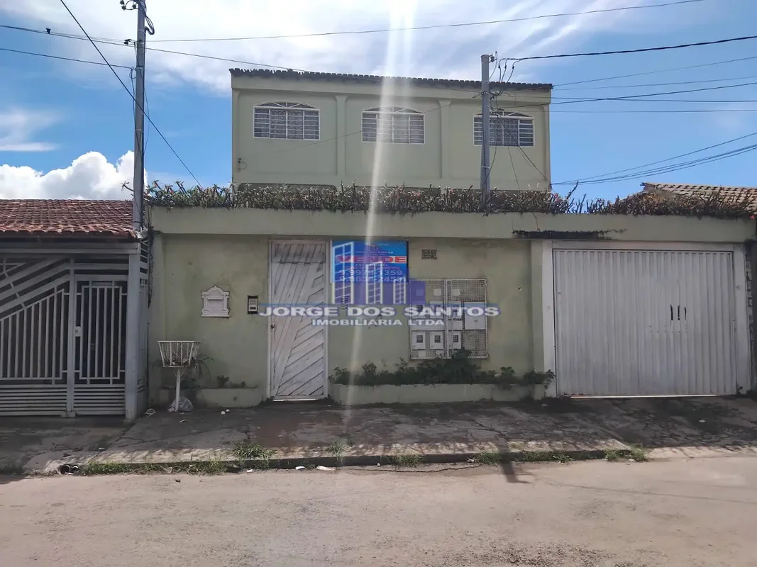 O prédio misto localizado na QNM 24 Conjunto D, em Ceilândia Norte, DF, oferece ...