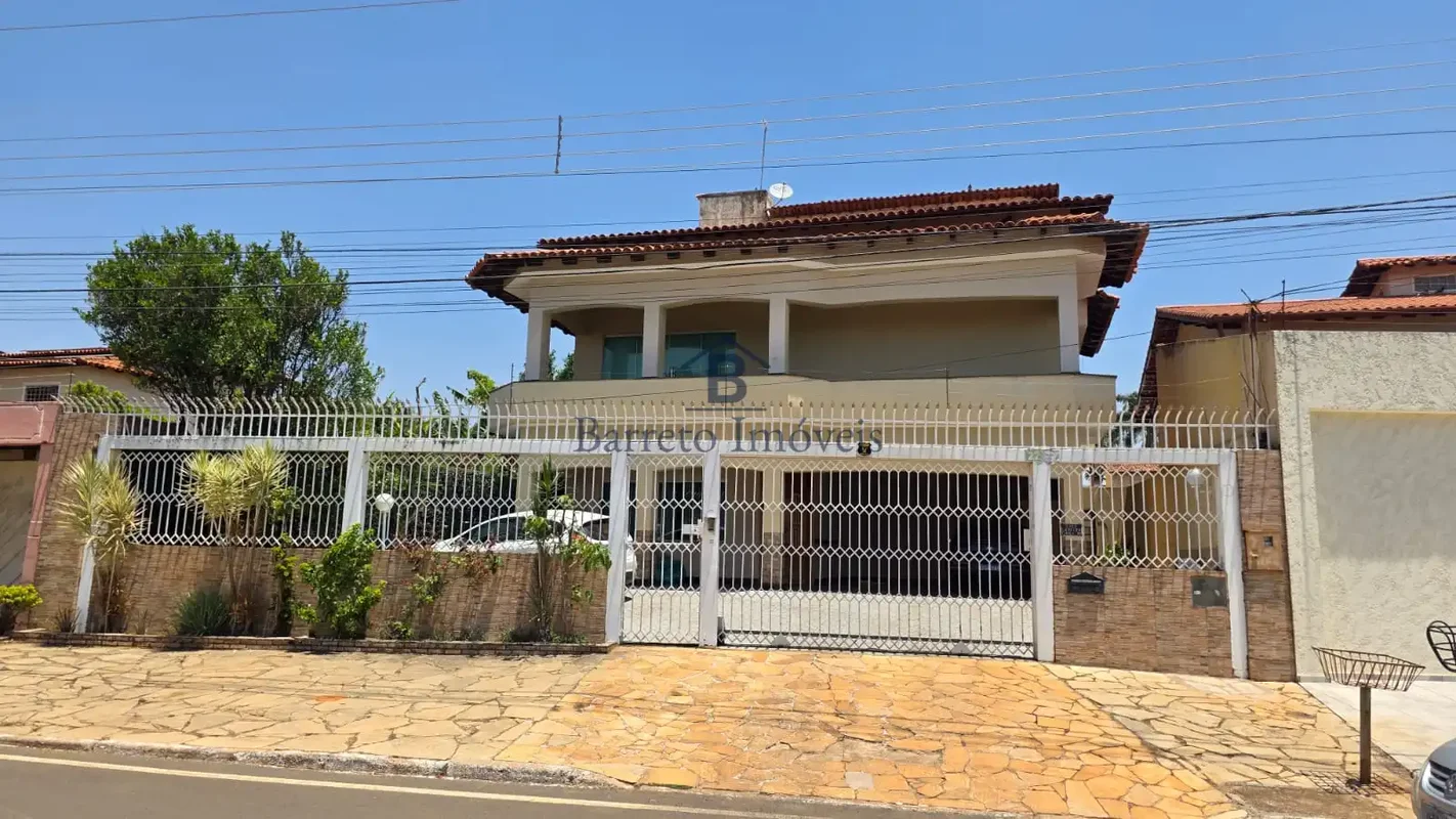  O PROPIETARIO ACEITA PERMUTA POR CASA BAIXA EM ARNIQUEIRAS... Casa de Alto Padr...