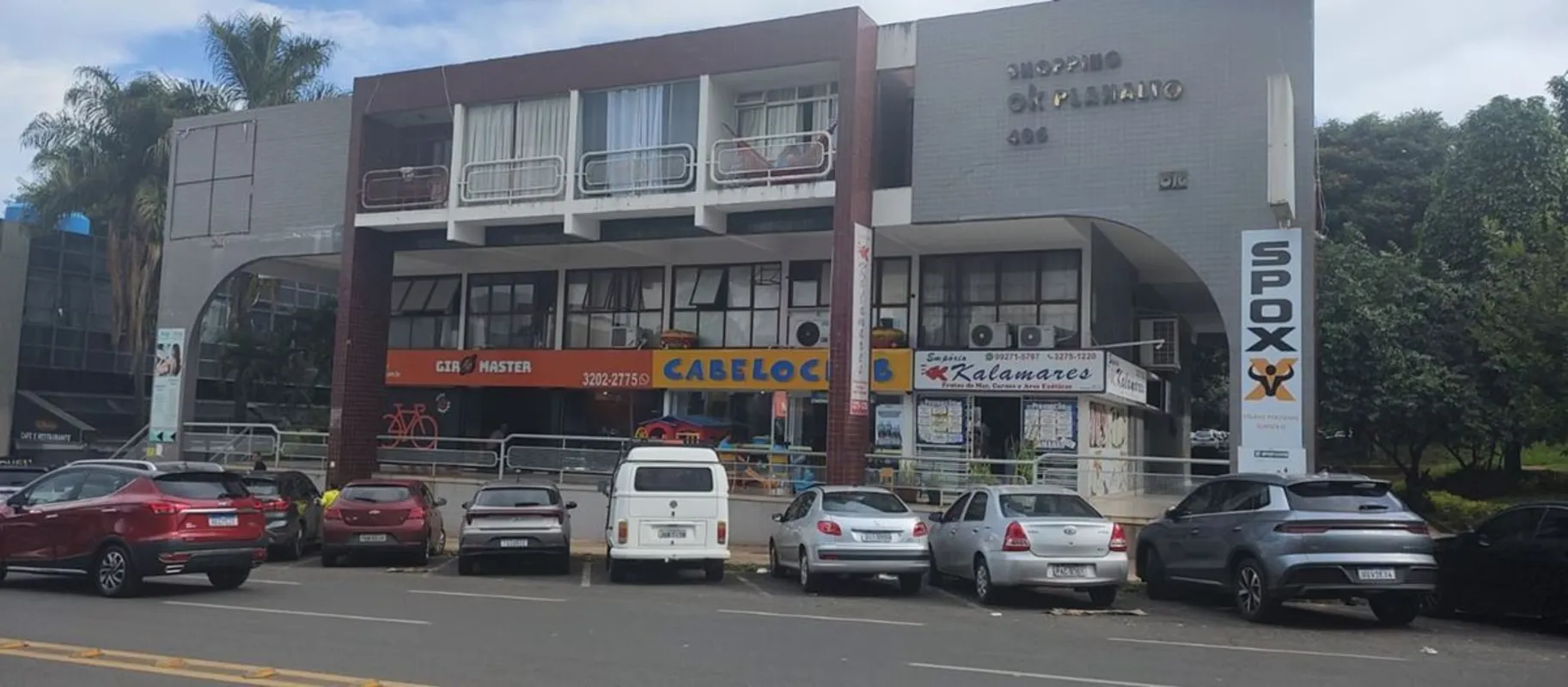 Loja de esquina com frente para a pista, com estacionamento em frente a loja, pr...