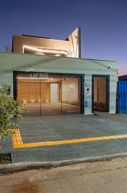 COD U-0030755 - Sobrado Terreno 252m² Area Construída de 217 m² Localização: 1km...