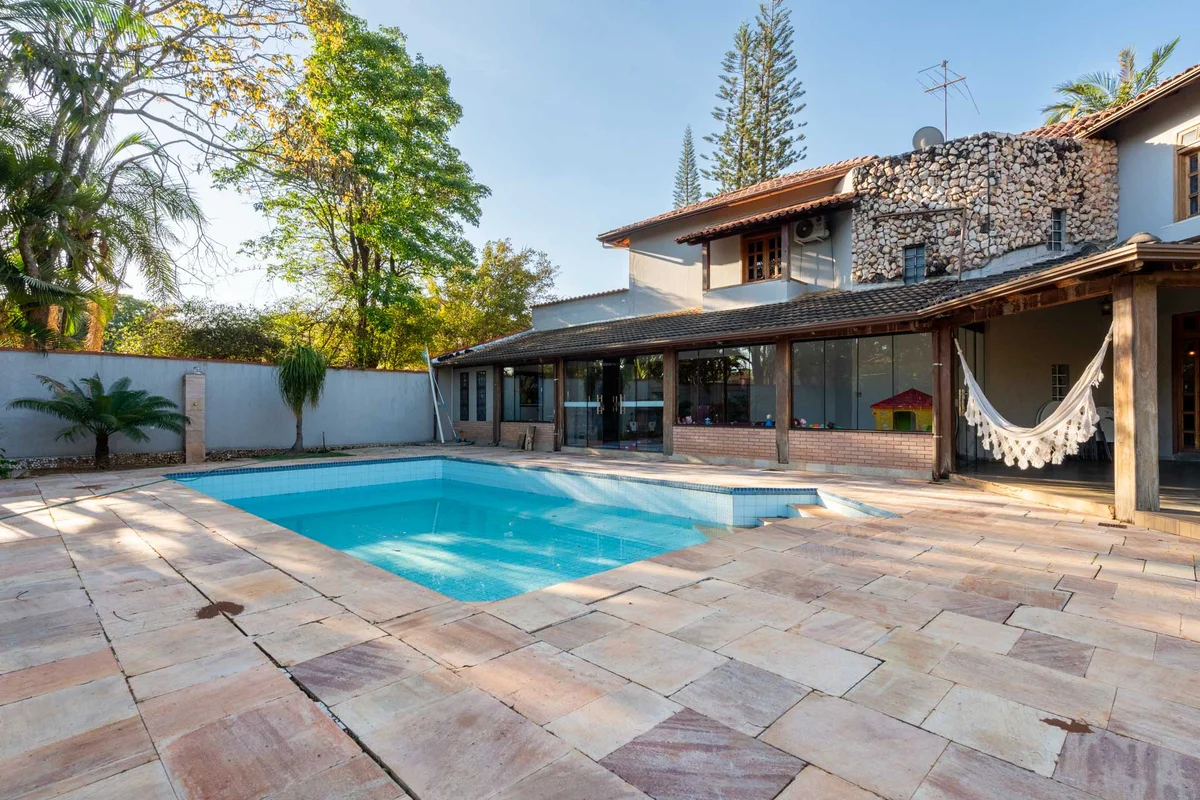 Entre a varanda e a casa na árvore, o tempo ainda sabe brincar.Casa com 6 suítes...