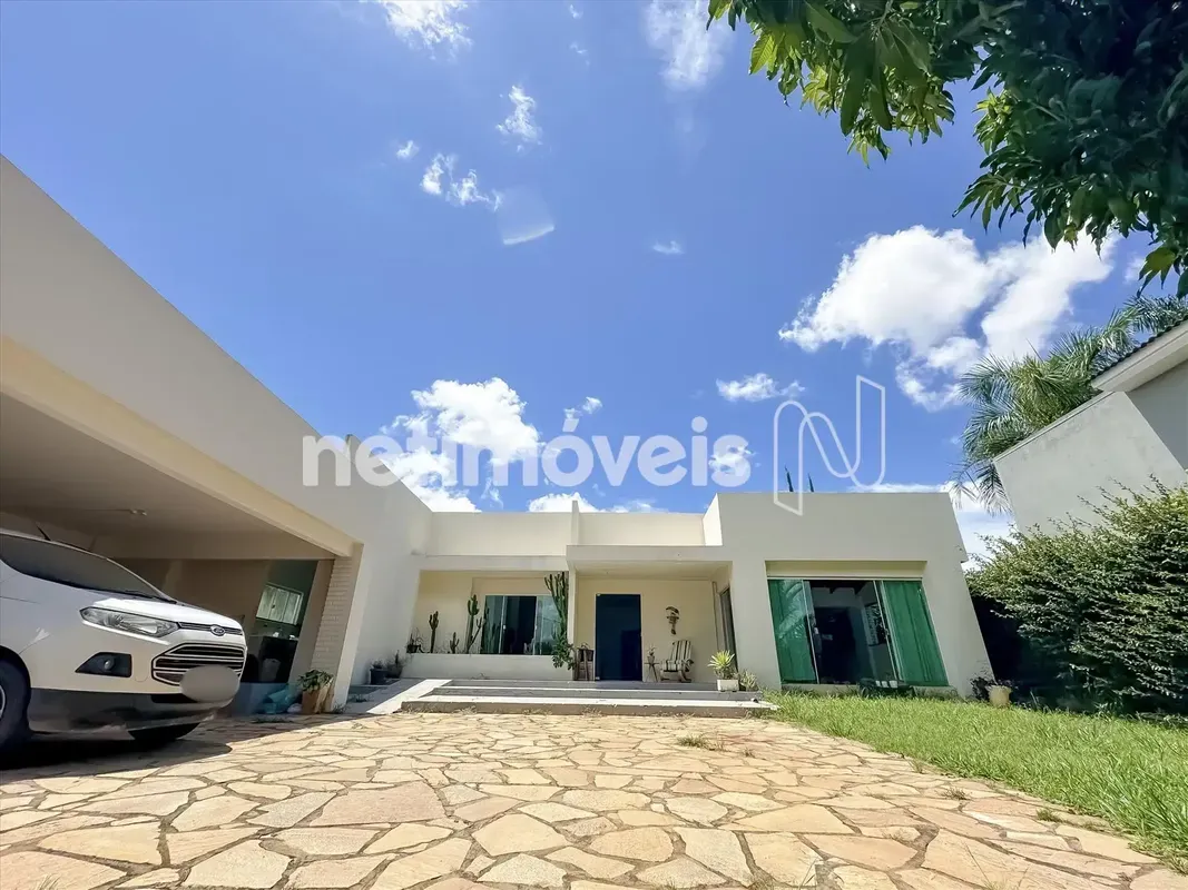 Casa construída em terreno generoso, com jardim arborizado que traz frescor, pri...