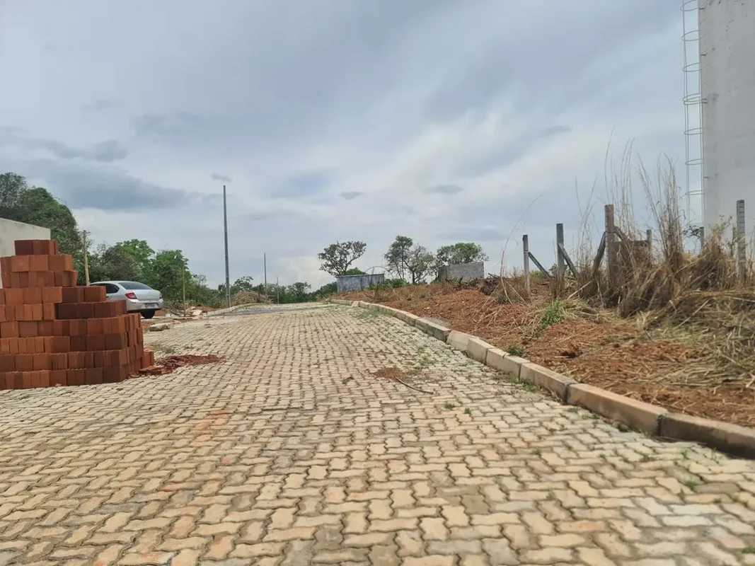 Excelente oportunidade para investir ou construir a casa dos seus sonhos! Lote a...