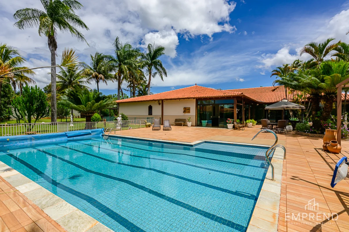 Casa de alto padrão com 750 m² construídos em terreno de 4.800 m² – Com Habite-s...