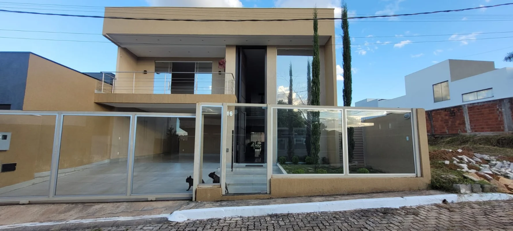 ?? **LINDA CASA COM SUÍTES, CLOSET E 4 VAGAS – CONFORTO E SOFISTICAÇÃO!**A **Dal...