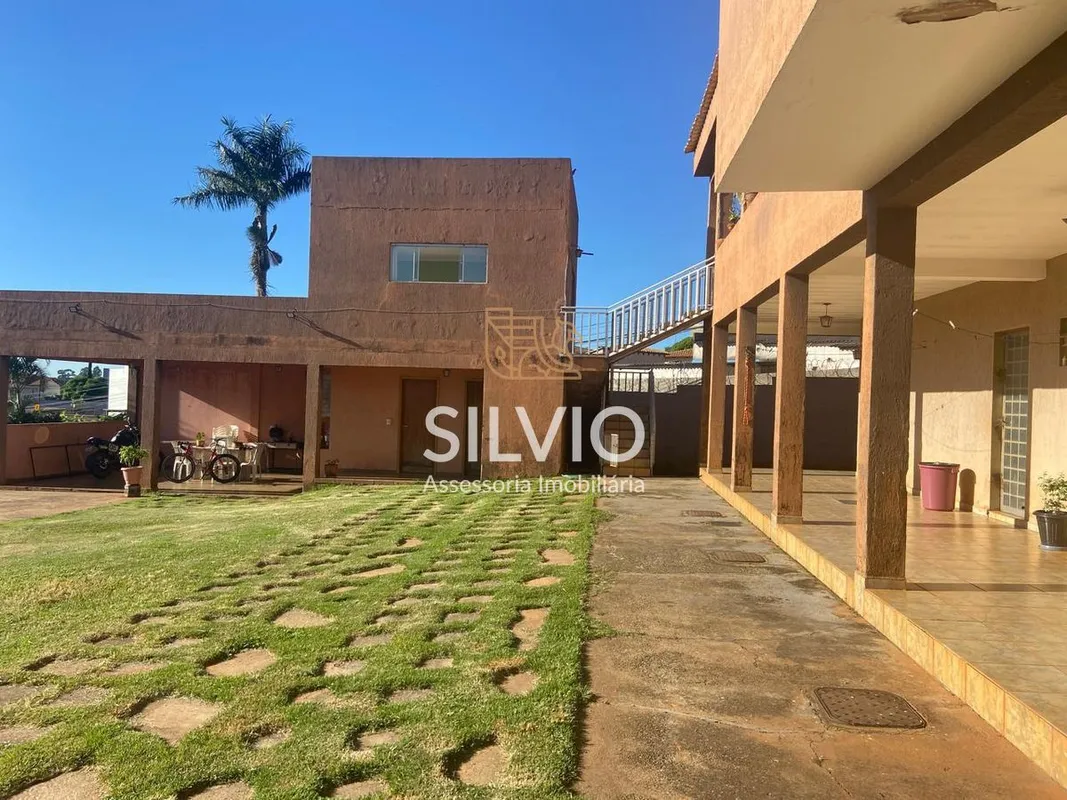 CASA DE ANDAR COM LAZER E 02 LOJAS – SHA CONJUNTO 05 – ARNIQUEIRASEm frente ao P...