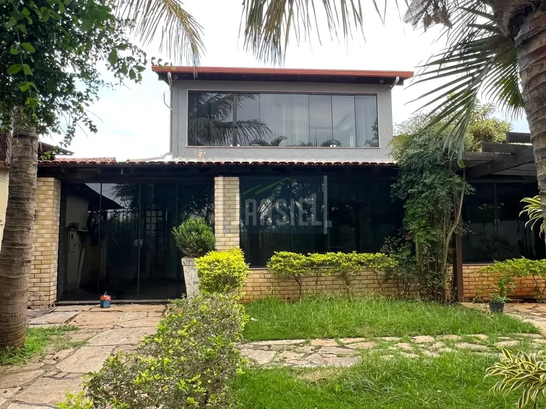 Conheça esta excelente oportunidade de adquirir um sobrado confortável e bem loc...