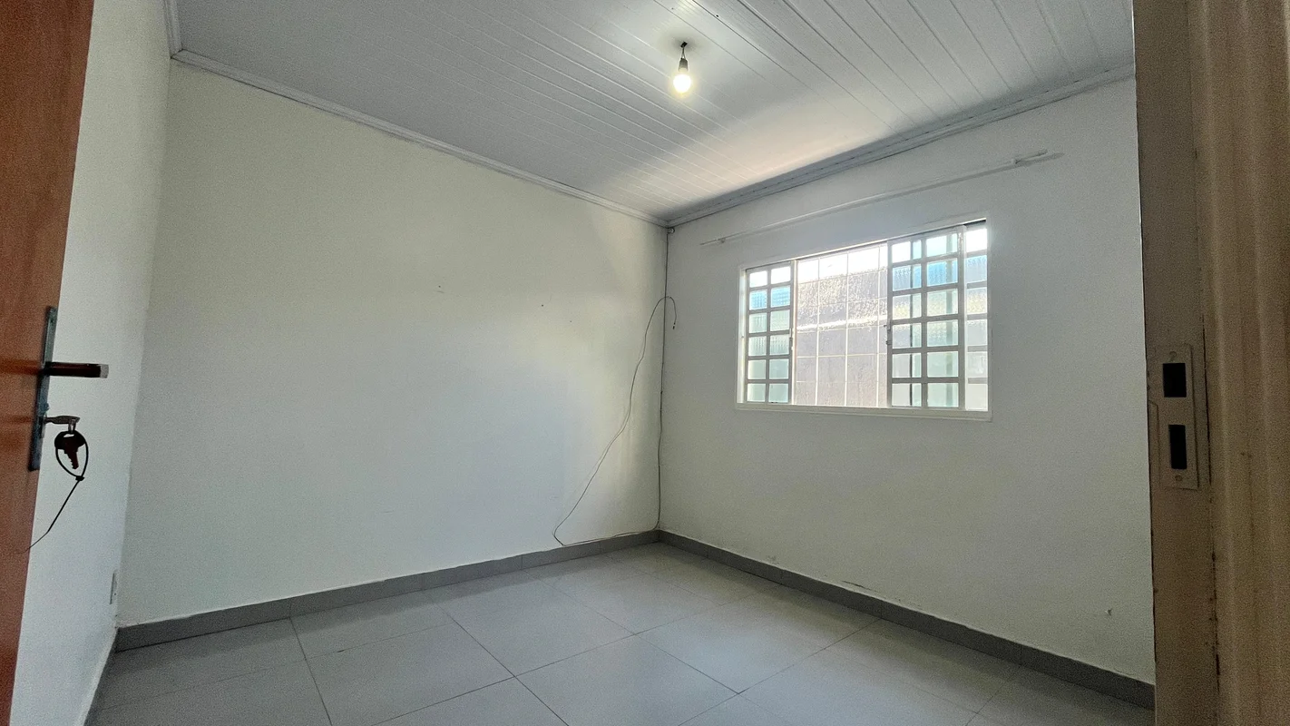 R$ 1.100,00Alugo apartamento térreo de 1 quarto, banheiro, cozinha conjugada e 1...