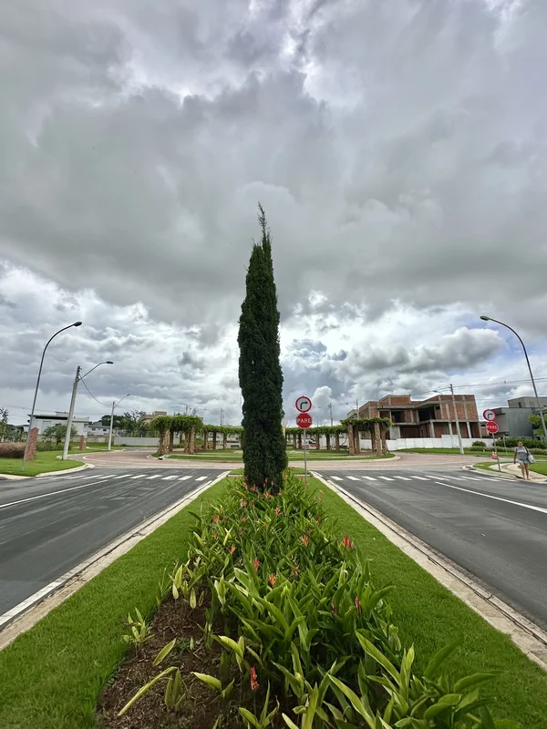 Lote no Villagio Toscana Com uma tipologia incrível, situado em esquina de quadr...
