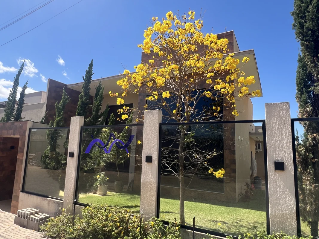 CONDOMÍNIO PRIVE MORADA SUL ETAPA CCASA COM 3 SUÍTESSENDO A SUÍTE MASTER COM CLO...