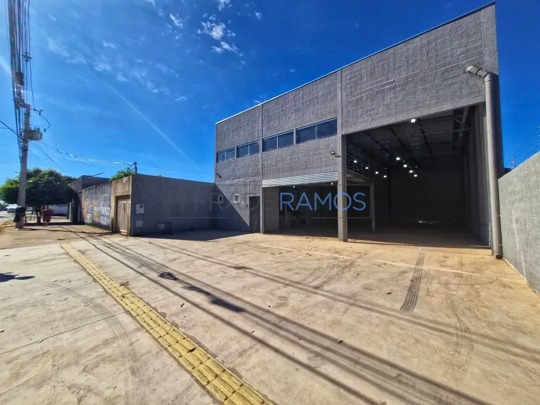 Apresentamos um galpão recém-construído em Aparecida de Goiânia, com 294m², disp...