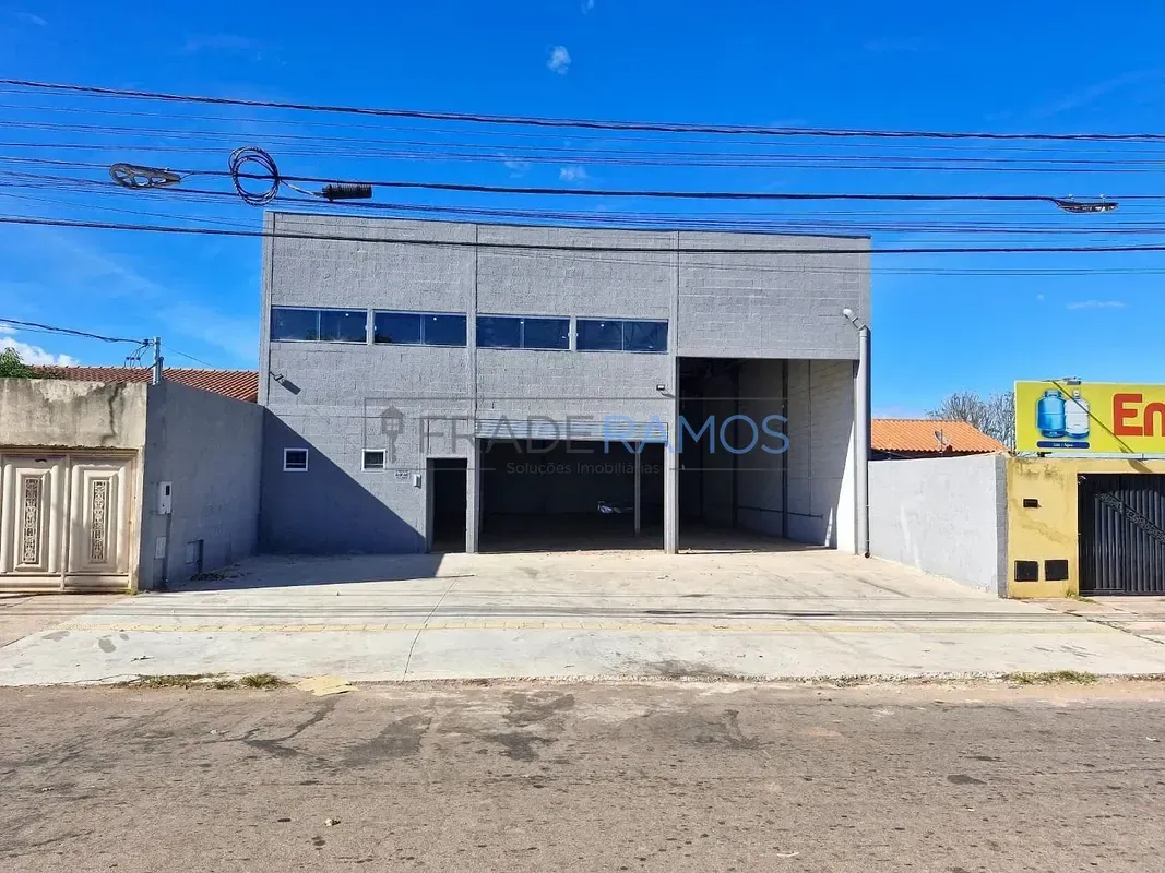Apresentamos um galpão recém-construído em Aparecida de Goiânia, com 294m², disp...