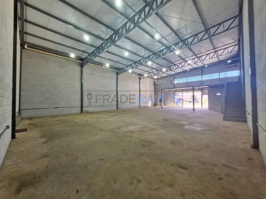 Apresentamos um galpão recém-construído em Aparecida de Goiânia, com 294m², disp...