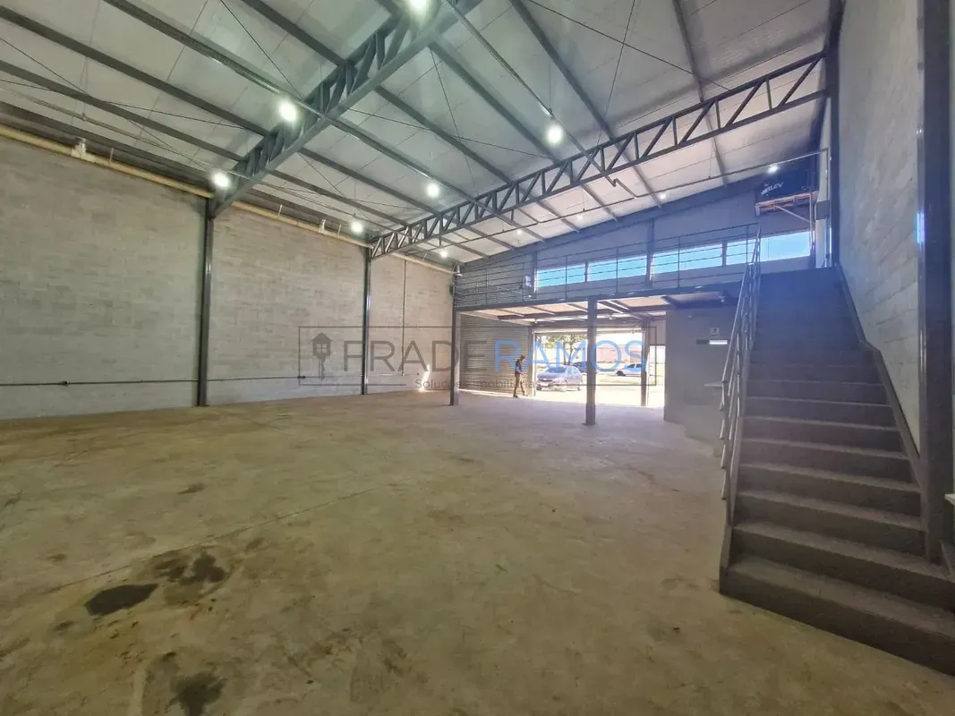 Apresentamos um galpão recém-construído em Aparecida de Goiânia, com 294m², disp...