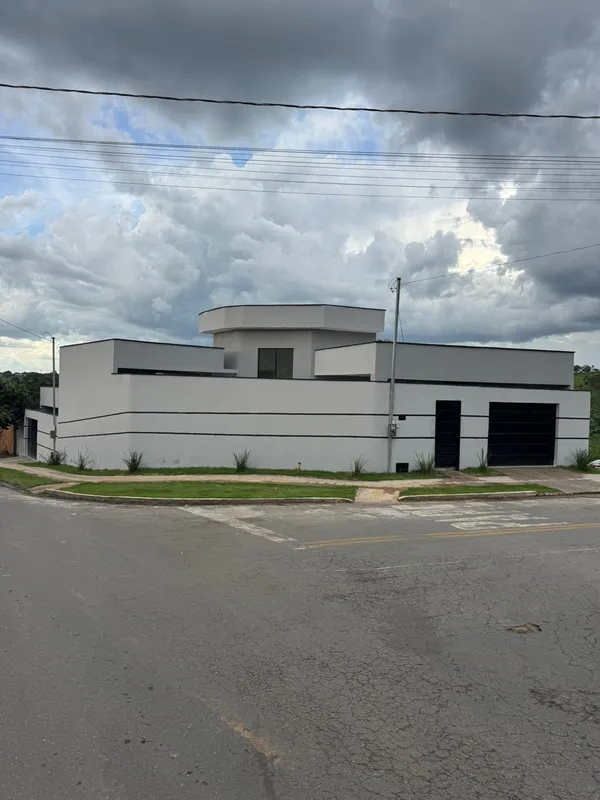 CASA COM 3/4 COM SUÍTE ESPAÇOSA LOTE: 210M2 ÀREA CONSTRUIDA: 150M2 SALA COM PÉ D...