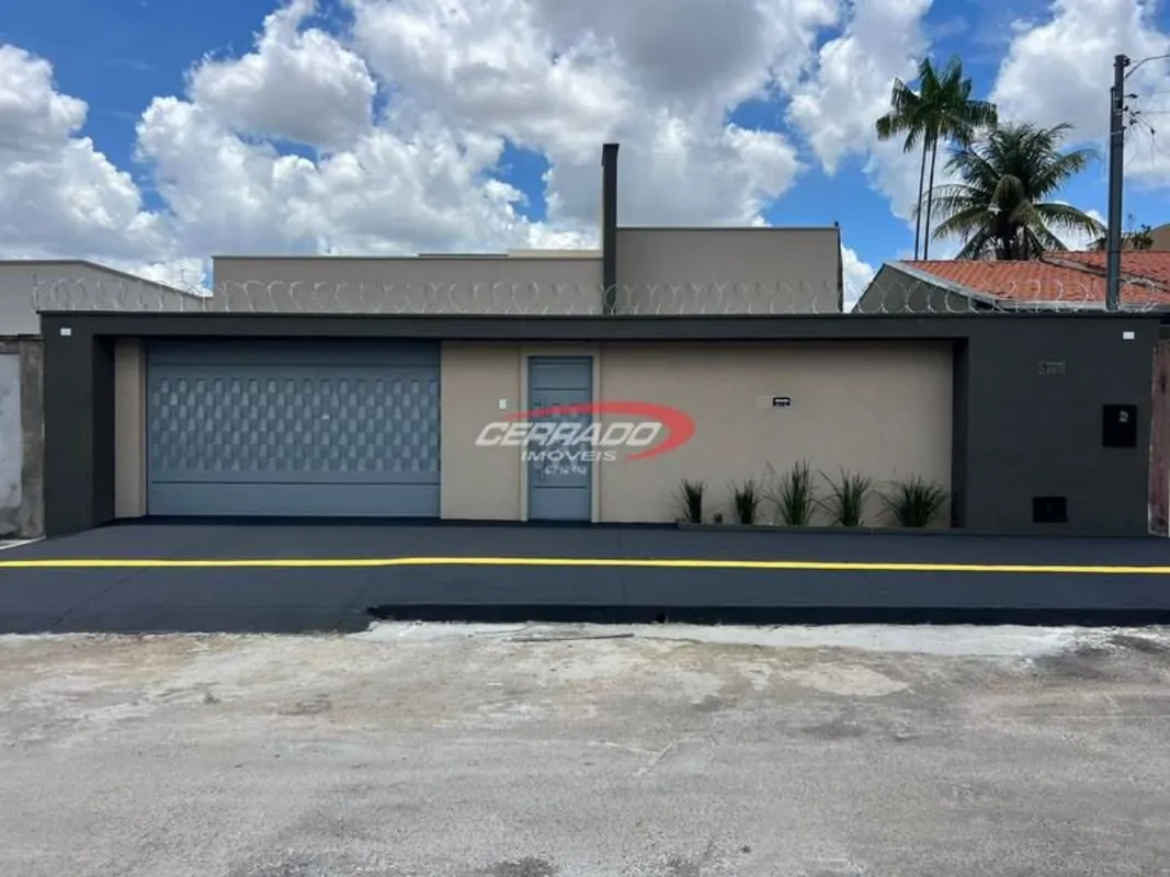 Garagem para 2 carros cobertos sendo de 6 mts de profundidade ,hall de entrada ,...