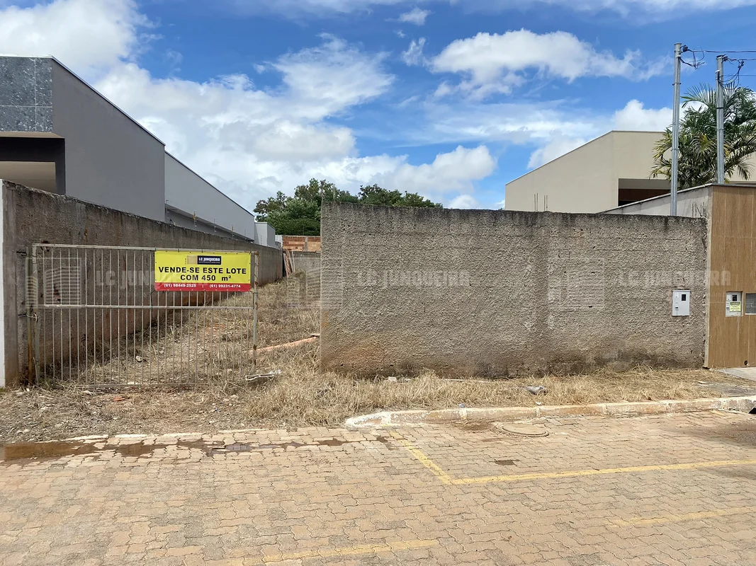 Lote à venda com 450m² em localização estratégica na Avenida Vereda da Cruz!Exce...