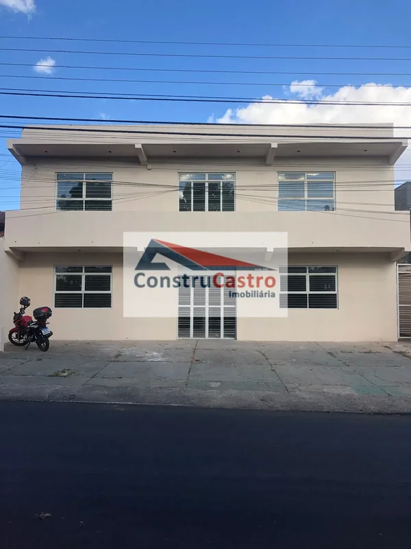 GALPÃO COM 420 M² DE ÁREA CONSTRUÍDA, 2 BANHEIROS, MESANINO COM COPA, COZINHA, T...