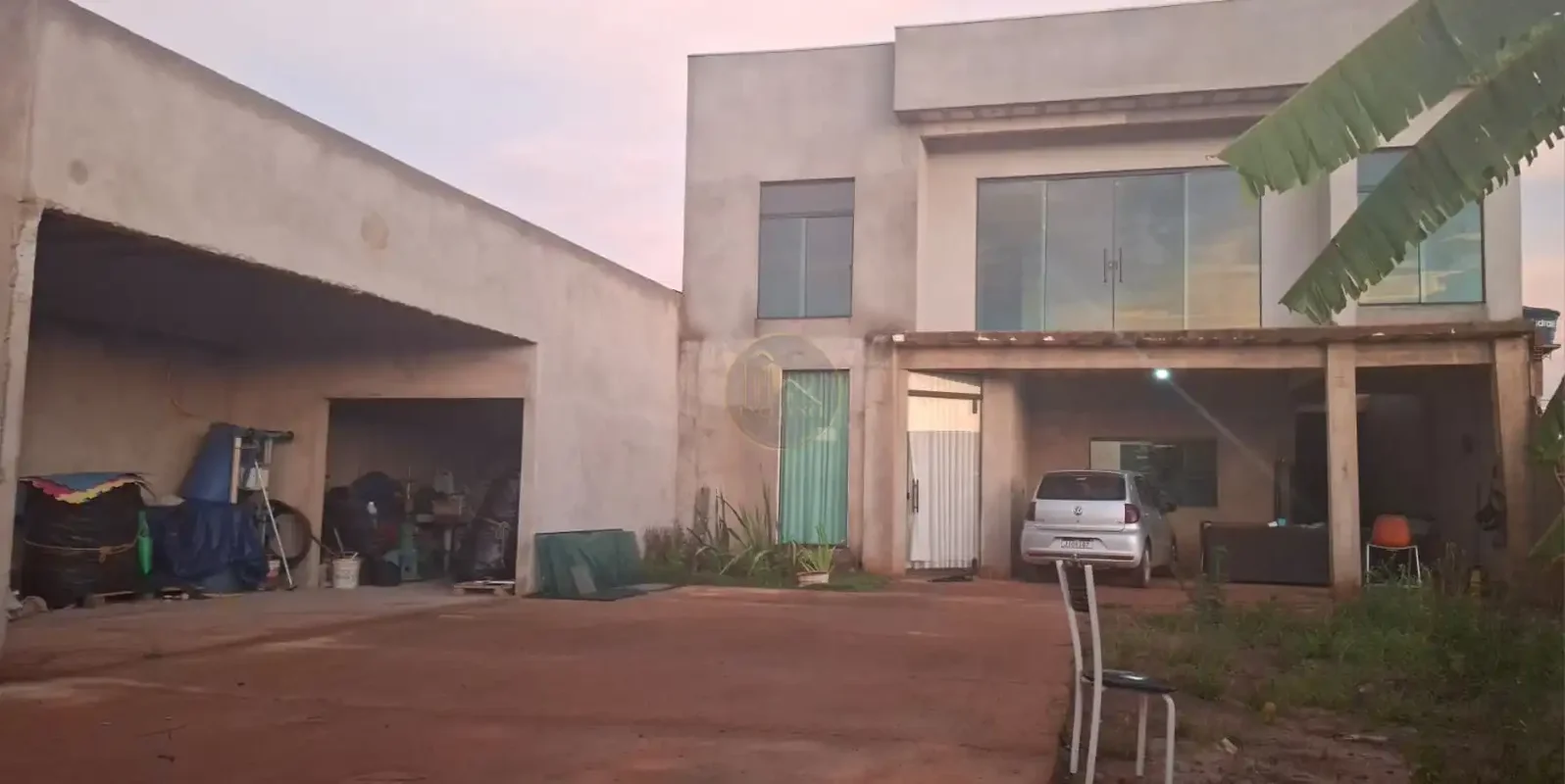 Casa na Rua 02 da 26 de Setembro, faltando acabamento e com Condomínio formado.T...