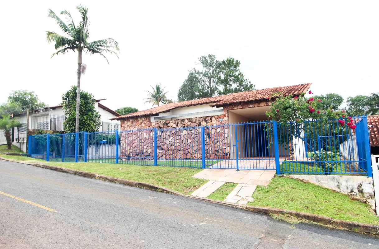 Agende agora sua visita! Ótima casa Térrea com 03 quartos sendo um suíte, piscia...