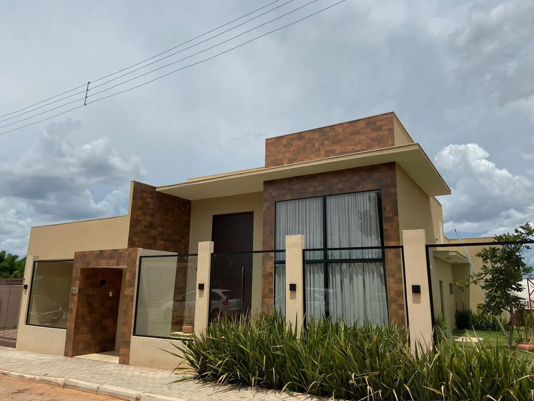 * 360 m² de área construída* Garagem coberta para 2 carros* Sala ampla com pé-di...