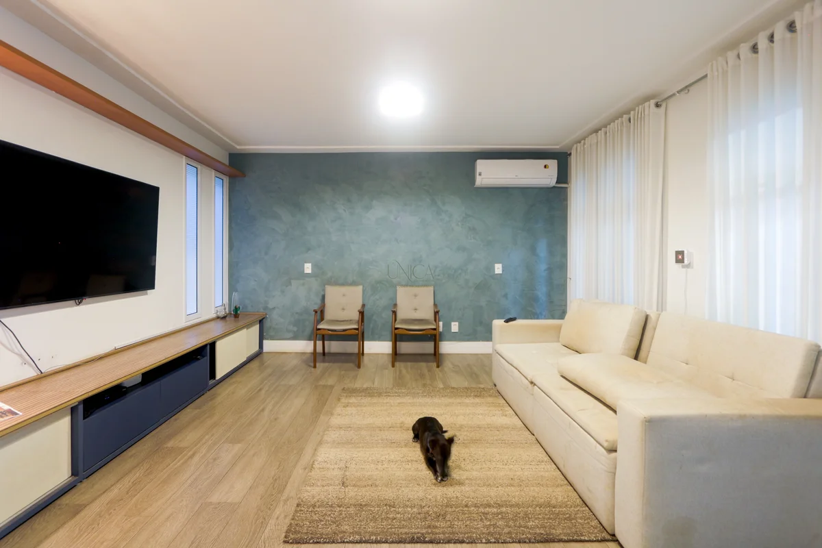 ESTE IMÓVEL ACEITA PERMUTA POR APARTAMENTO NA ASA SUL.Conheça esta espaçosa casa...