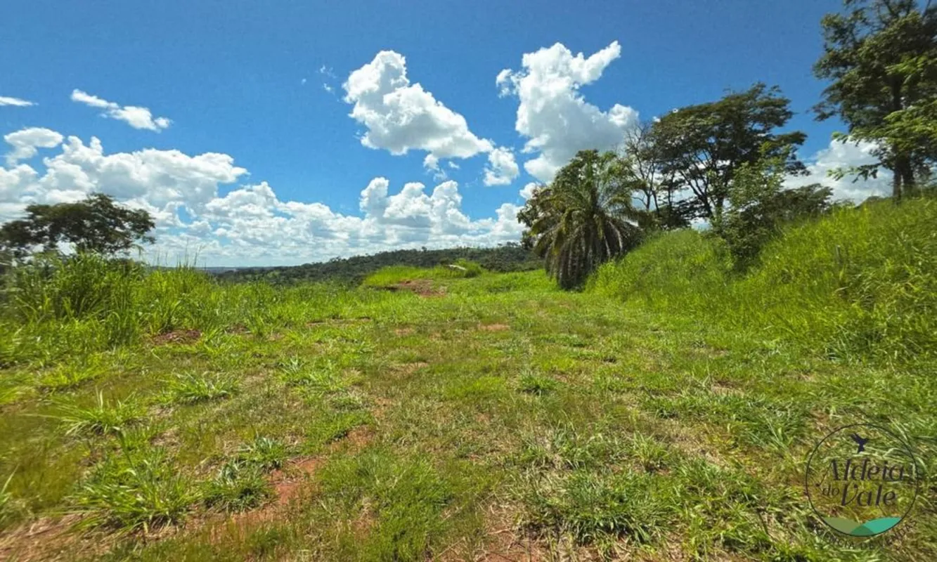 Terreno abaixo do nível da rua com excelente plateau plano,final de rua sem saíd...