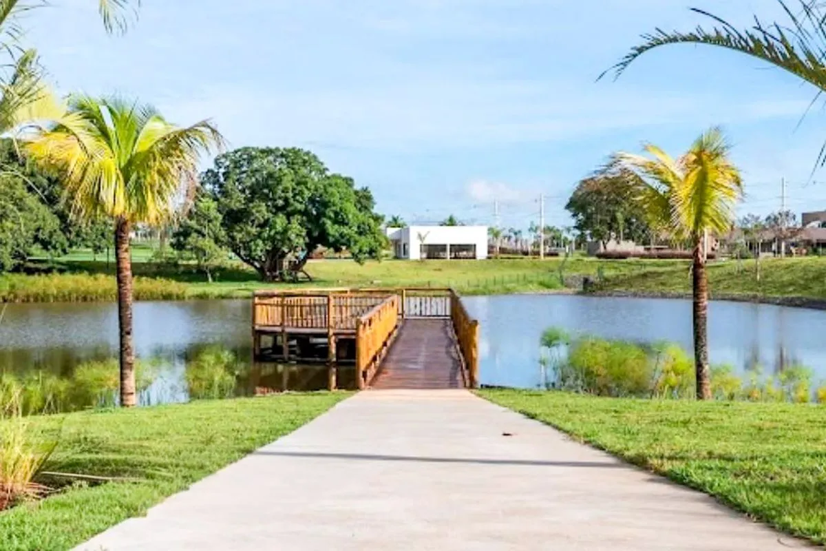 Terreno de 299 mÂ² pronto para construir, sem vizinhos de frente e com vista pri...
