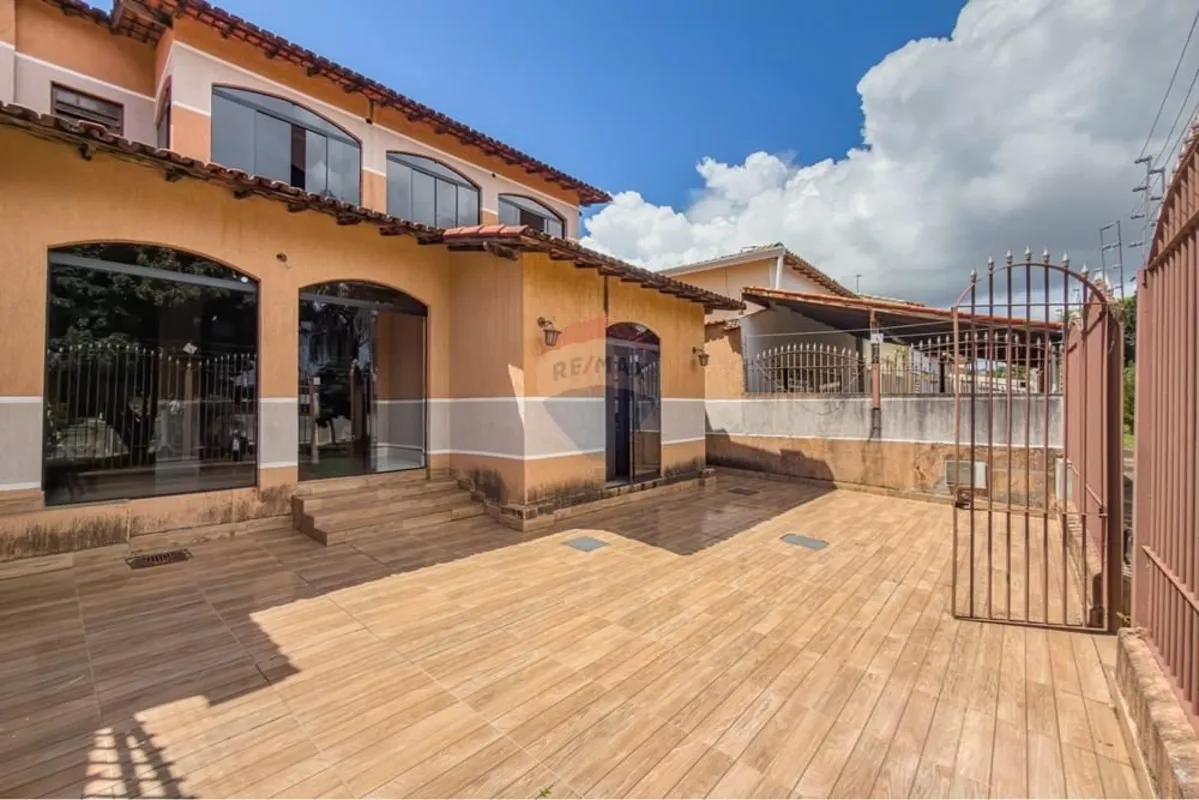 Casa Sobrado no Estilo Colonial na Quadra 6: Espaço, Requinte e Qualidade de Vid...