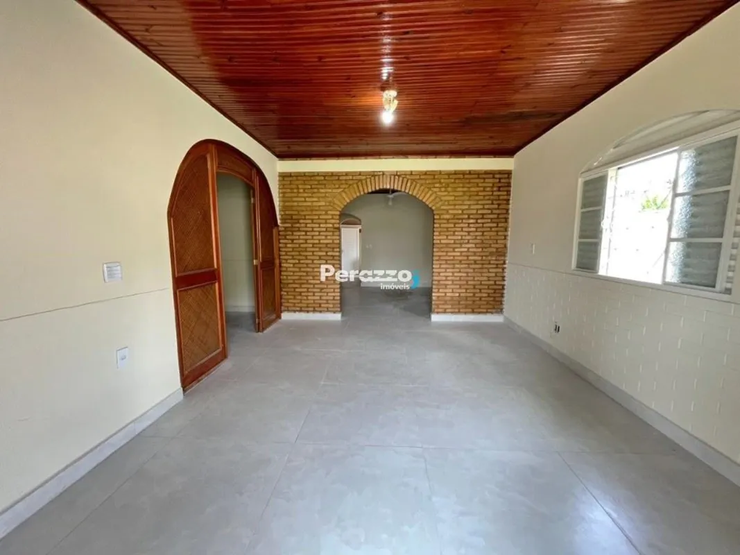 Ótima Casa no Condomínio Residencial Mônaco Jardim Botânico Por R$ 4.900,00Local...