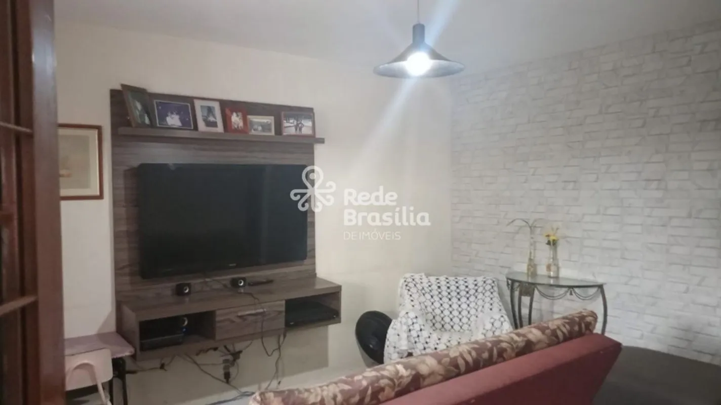 CASA À VENDA - GUARÁ I (QI 03)Excelente casa térrea, toda na laje, com ótima ilu...