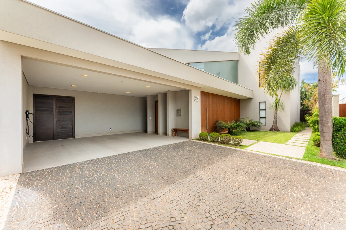 Com 600m² de área construída em terreno de 845m², assinado pela MAAI Arquitetura...