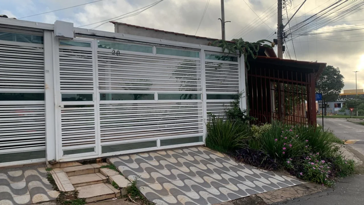 Descubra uma casa diferenciada na QR 408 Conjunto 17, em Samambaia Norte, DF. Co...