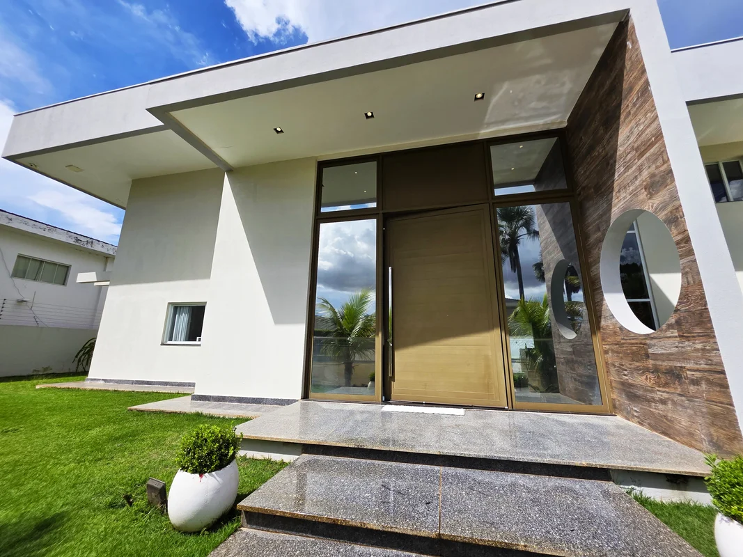 Vendo excelente casa em condomínio fechado em uma das áreas mais valorizadas do ...