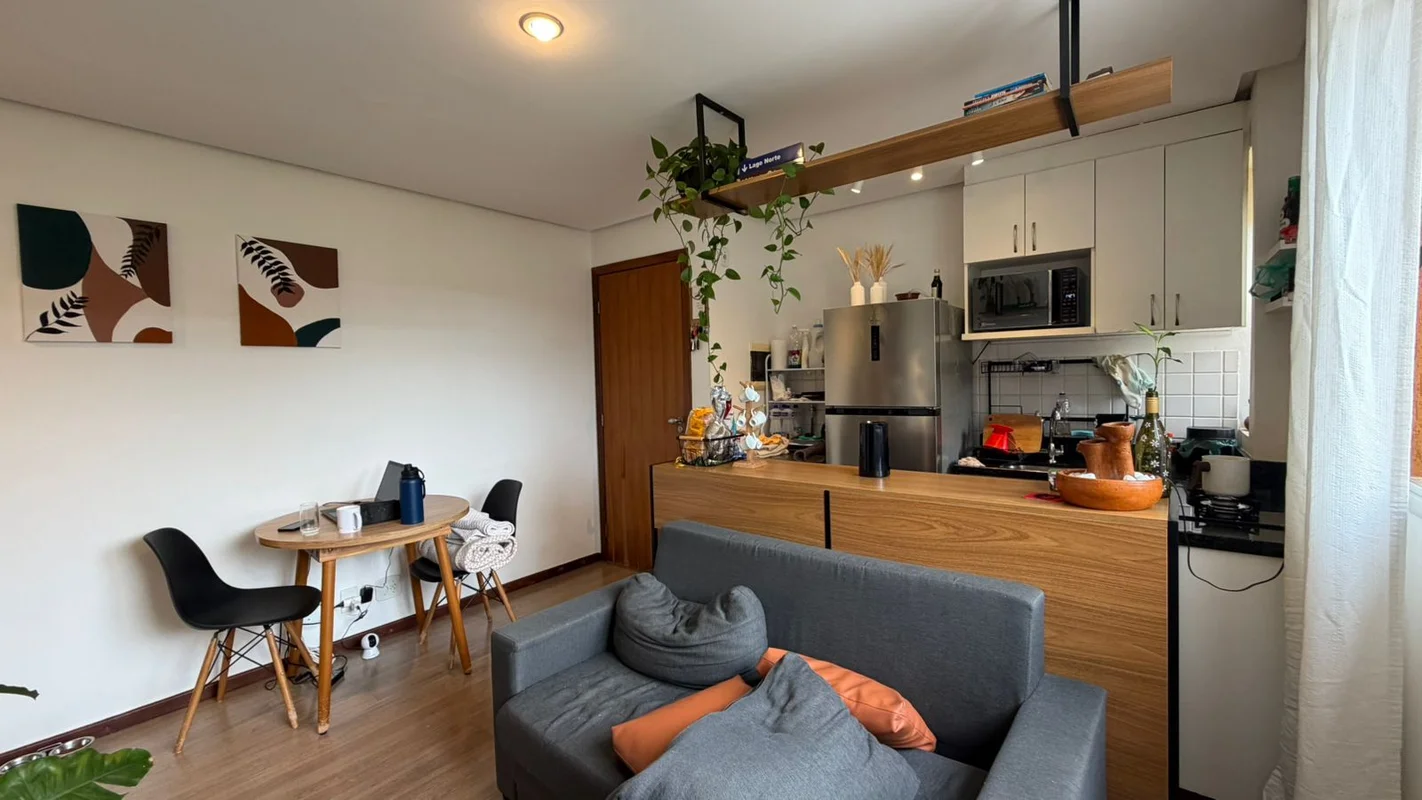 Apresento este excelente apartamento de canto, localizado em uma das regiões mai...