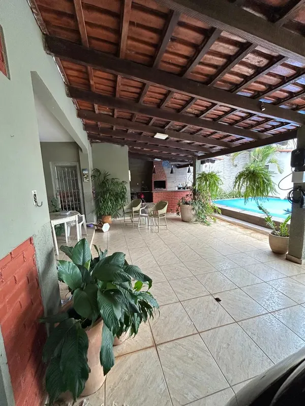 Casa à venda – Setor Santa GenovevaExcelente casa de dois andares com escritório...