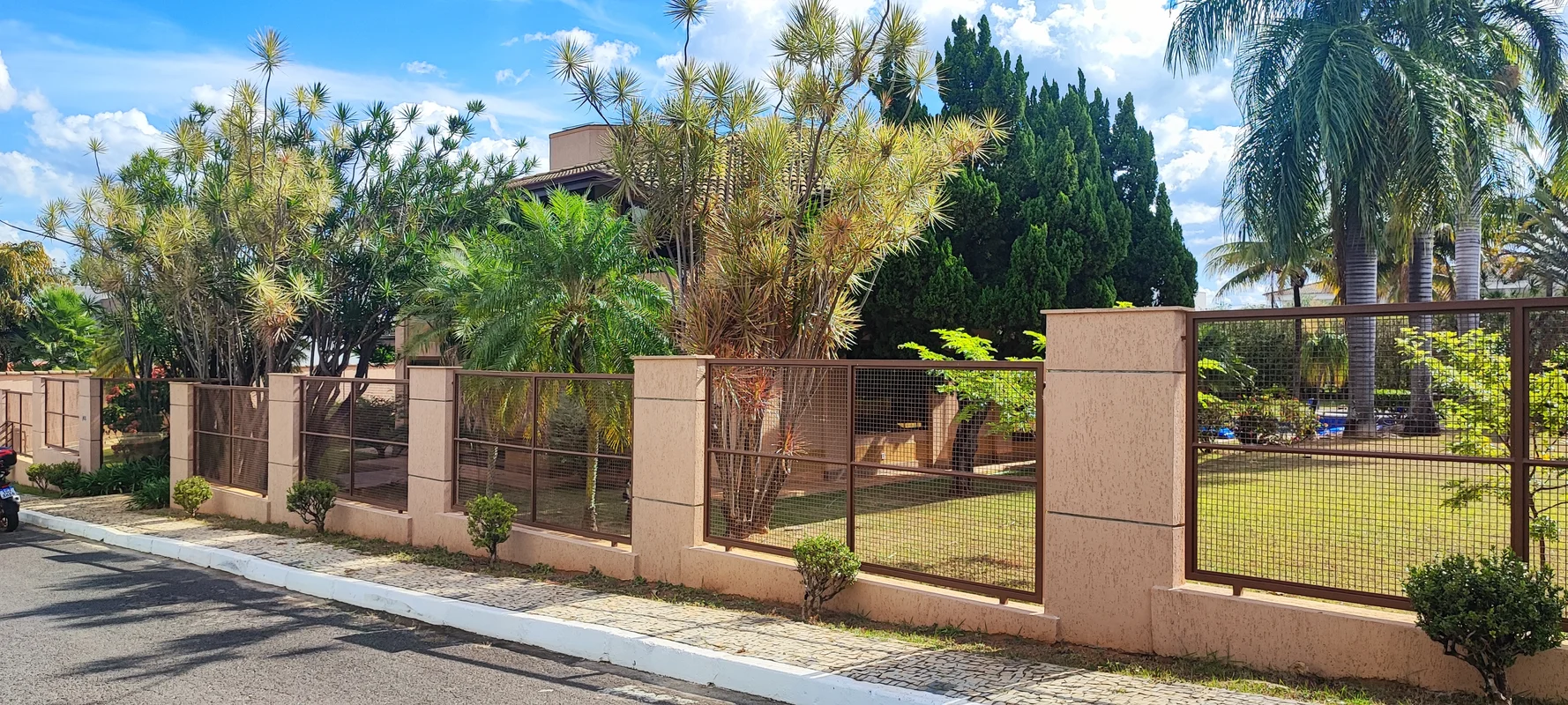 LINDO SOBRADO ESQUINA - ALUGUELTERRENO: 1.162,50 m² + 500 m² de área verdeÁREA C...