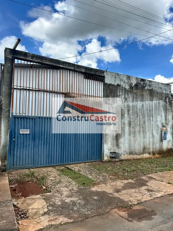 Galpão com 280 m² de área construída, mais mezanino com +-80 mts, 2 banheiros, m...