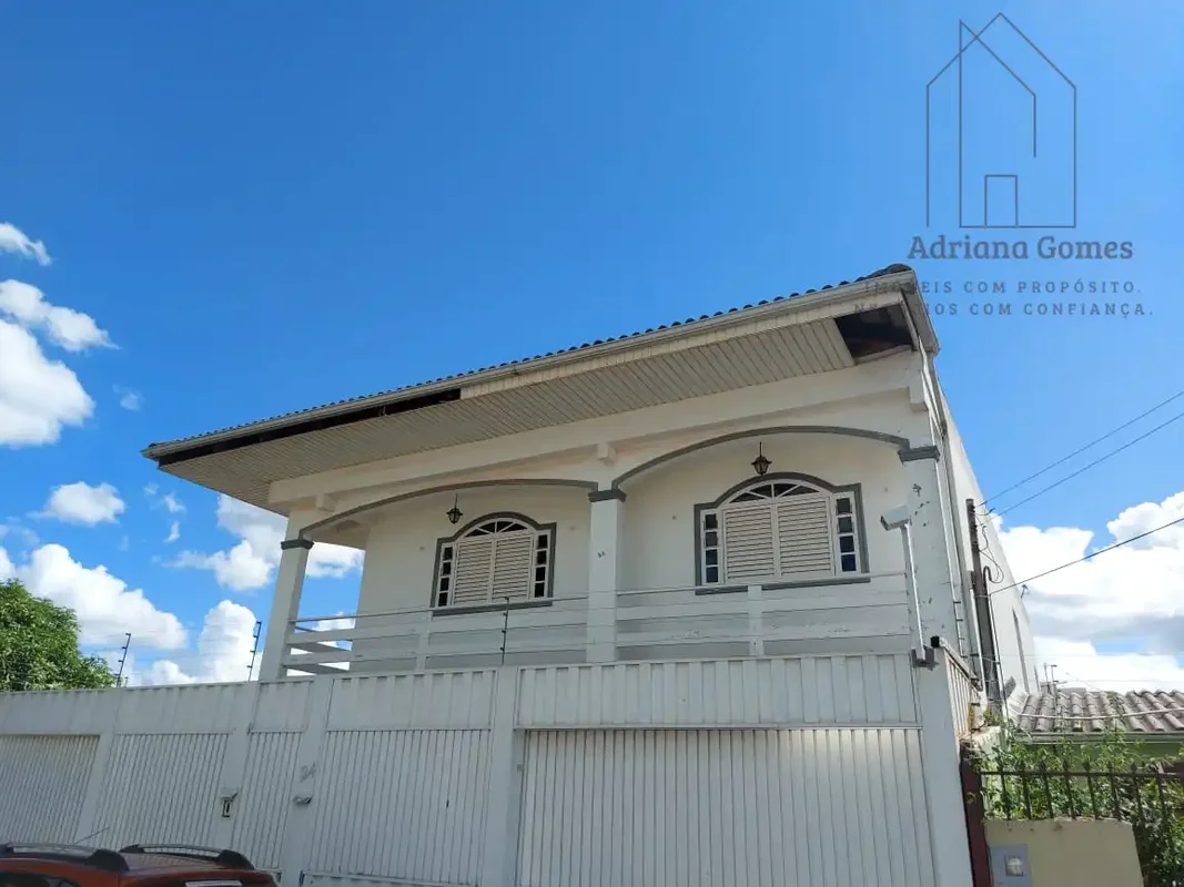 Descubra um excelente sobrado de esquina na QE 24, Guará II, Brasília, com uma l...