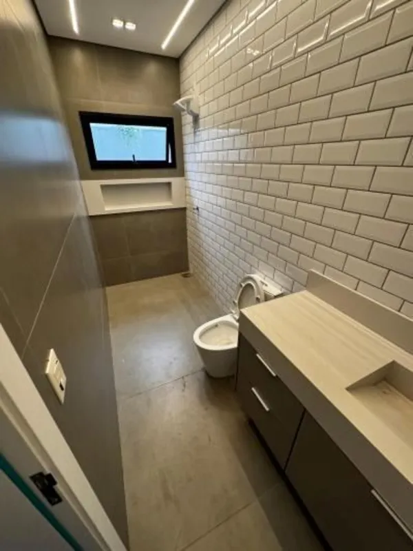 Excelente casa com projeto moderno, ambientes amplos e acabamentos de qualidade,...
