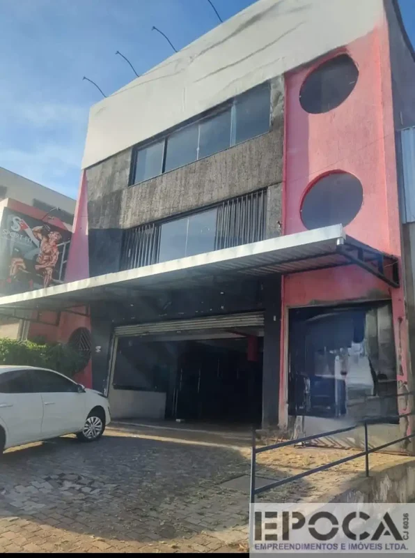 PRÉDIO COMERCIAL COM 3 PAVIMENTOS E 400MTS CADA PISO.PISO EM GRANITINA PREPARADA...