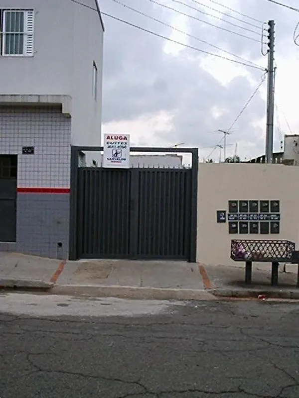QUARTO COM BANHEIRO COM BOX E PIA DE COZINHA. PISO EM CERÂMICA. ESTACIONAMENTO P...