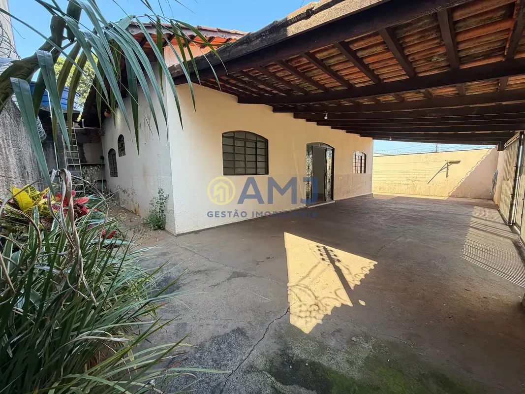 CASA PARA ALUGUEL VILA MAUÁ GOIÂNIA Localização estratégica entre Av. Consolação...