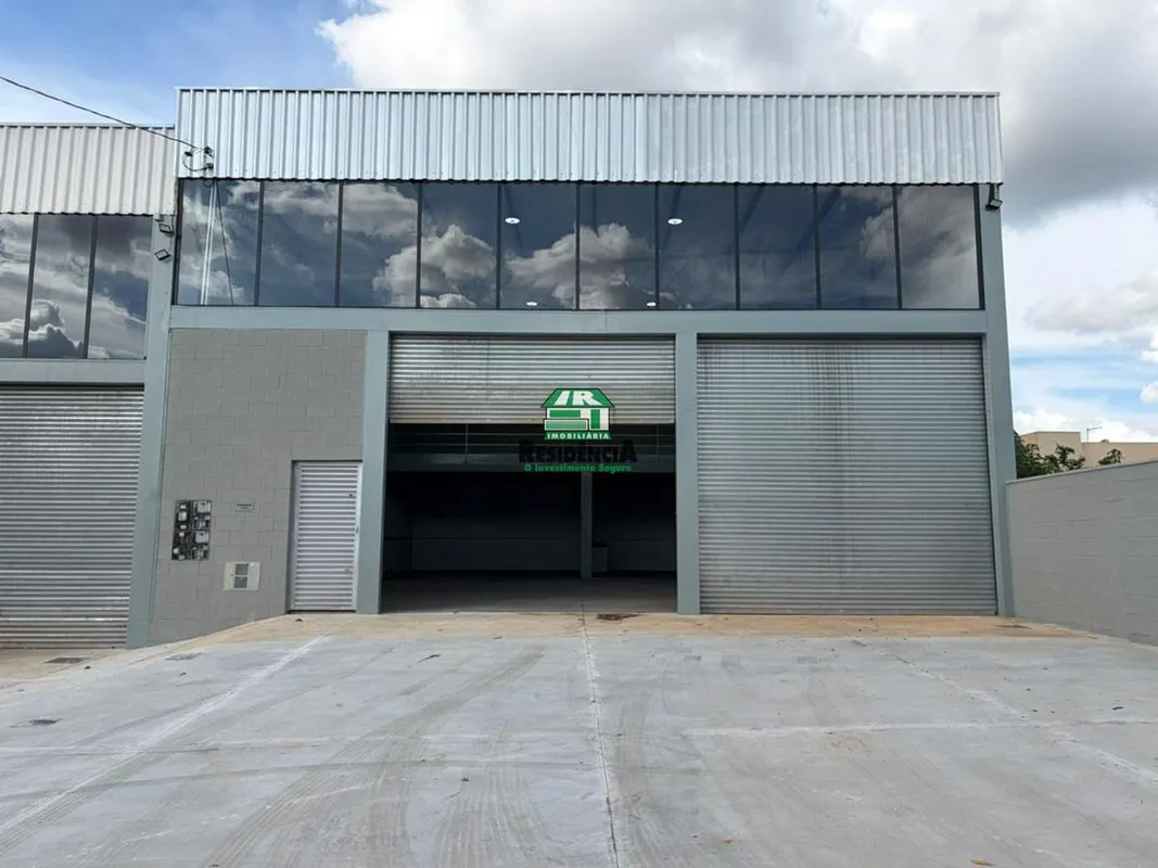contendo: Terreno: 300 m² (12 x 25 m)Área construída: 270 m²Pé-direito: 6,5 m li...