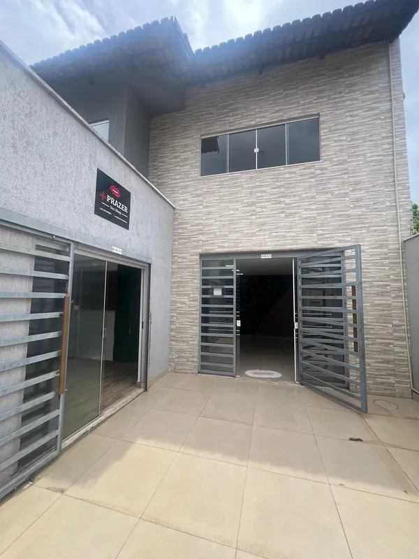 Casa comercial, sobradoContém 8 salas Grandes 4 banheiros 1 garagem 196 m2 Recém...