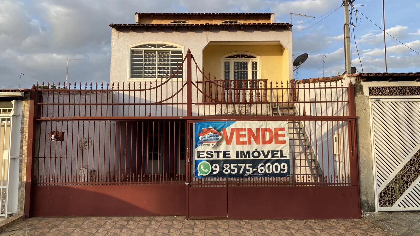 Excelente Sobrado com 03 quartos, sendo um como suíte, cozinha no térreo, duas s...