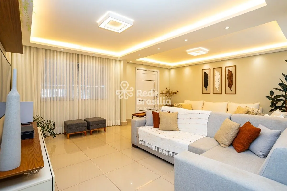 QE 30 - Excepcional casa com 3 quartos - 2 suítes - 4 banheiros - quintal e plac...